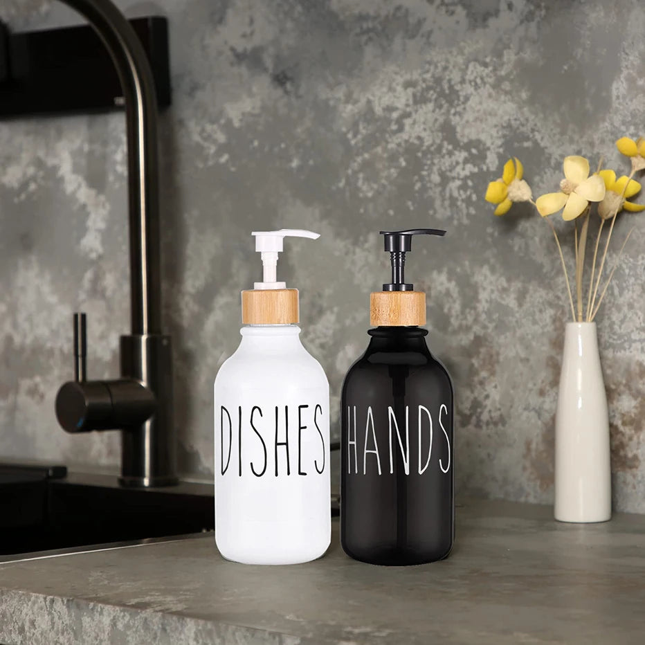 distributeur savon liquide cuisine pompe bois bouteille blanche noire vaisselle mains pot verre