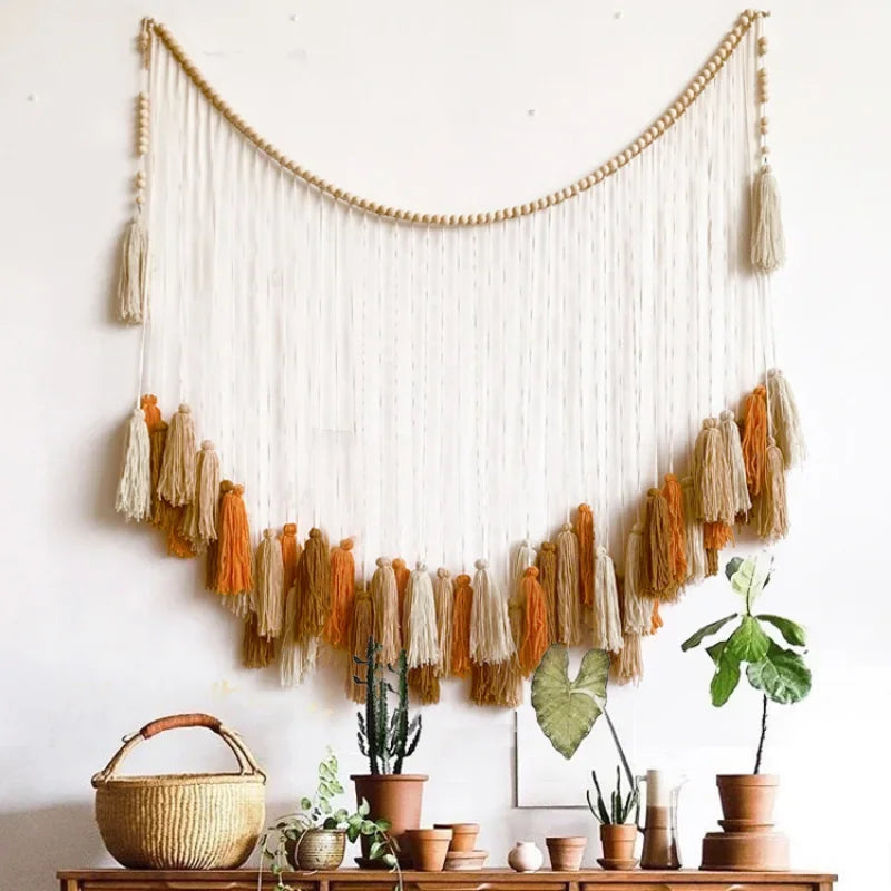 Détail du motif fleur brodé sur tapisserie boho faite main