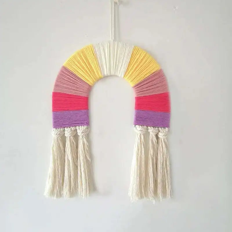 Vue de face de la tapisserie murale arc-en-ciel montrant ses couleurs vives et son style bohème