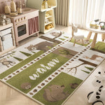Tapis enfant ludique avec motifs d'animaux de la forêt dans des tons verts et beiges, créant une atmosphère chaleureuse et accueillante dans la chambre d'enfant.