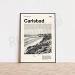 Une affiche minimaliste en noir et blanc montrant le paysage côtier de Carlsbad, en Californie, avec des falaises et l'océan en arrière-plan.