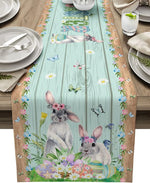 Chemin de table décoré de deux lapins mignons, d'œufs de Pâques et de fleurs printanières, sur fond de planches de bois.