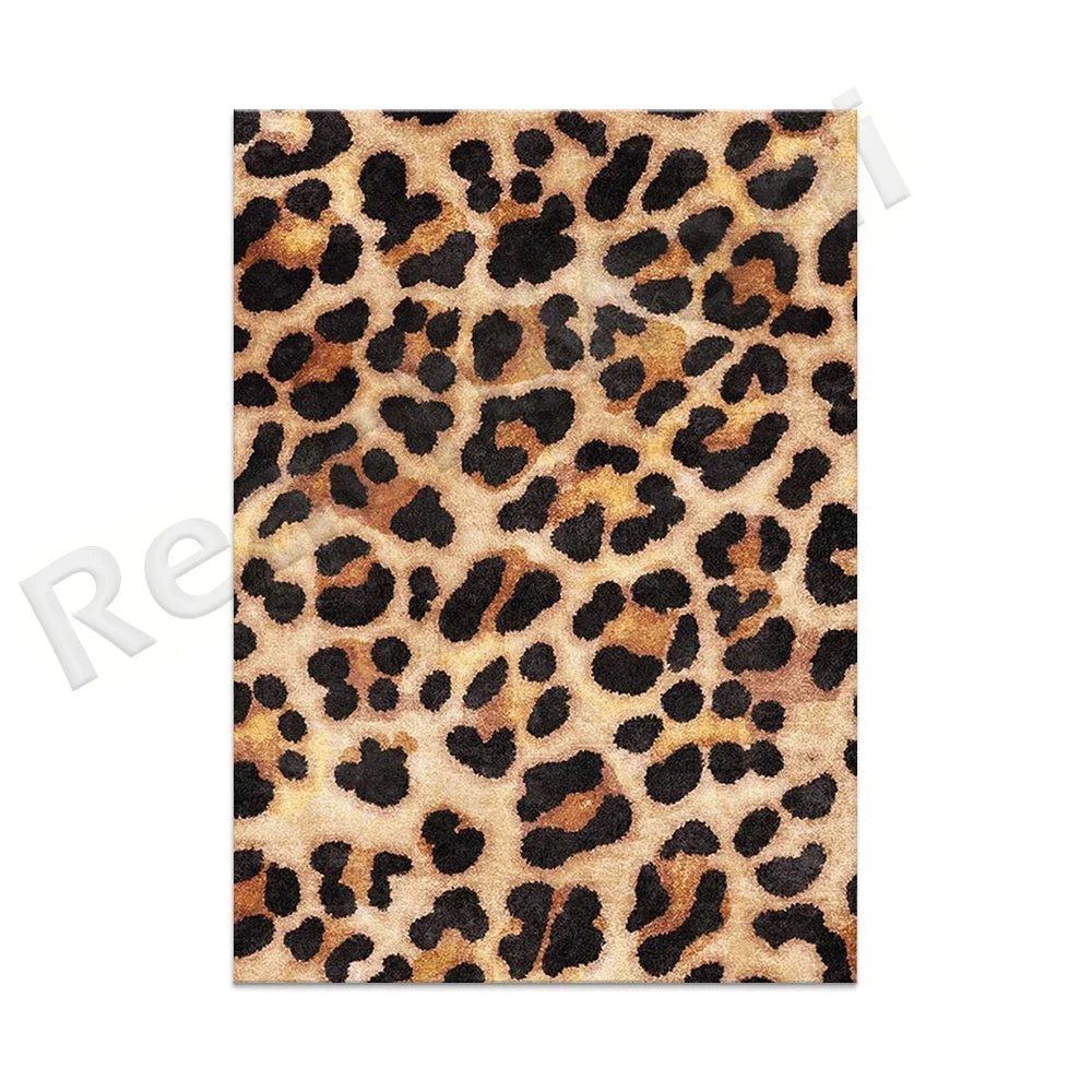 Tapis à motif léopard, avec des taches brun foncé et beige sur un fond beige clair, créant un motif répétitif et animal.