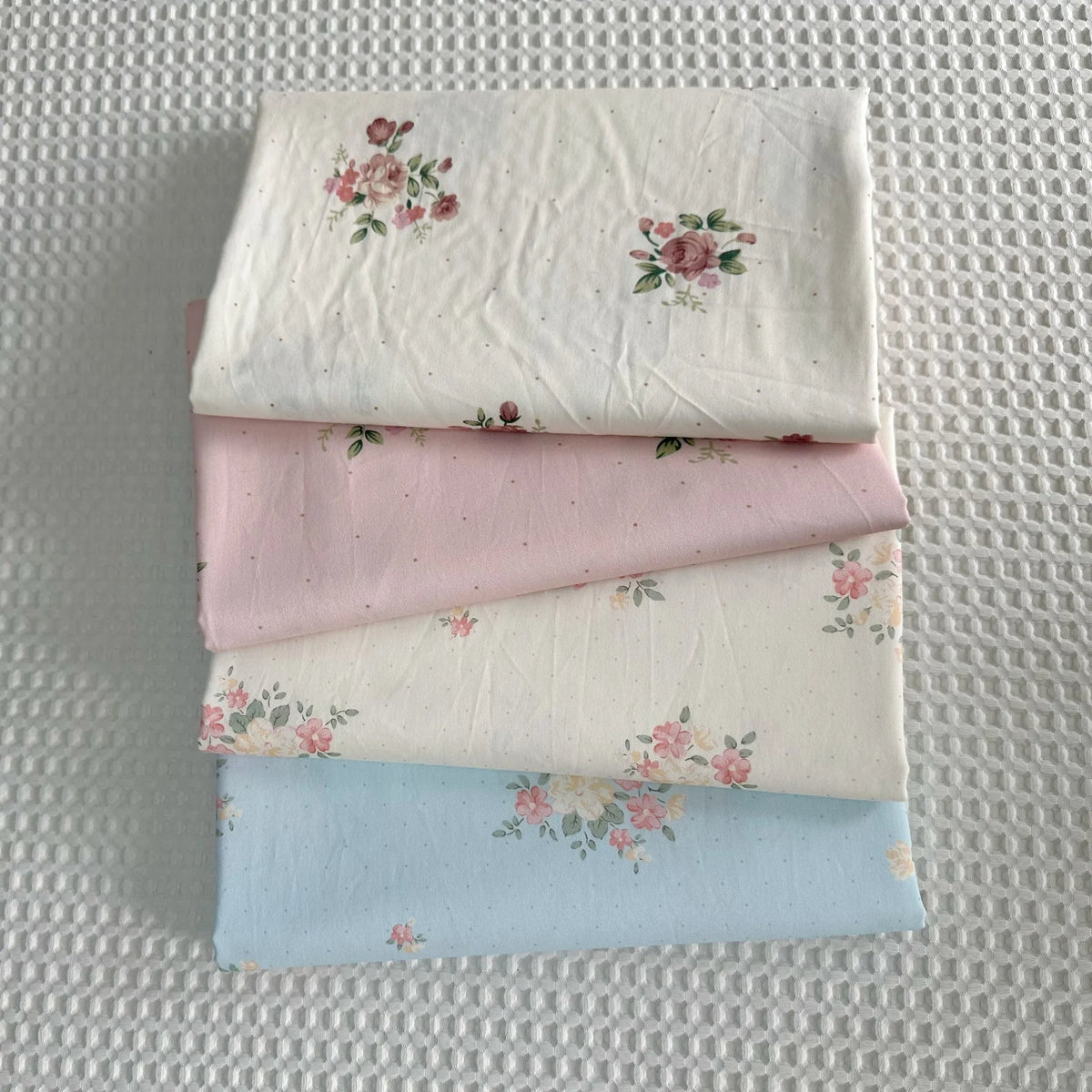 tissu coton blanc rose bleu fleurs vintage romantique biodegradable 160cm
