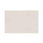Motif géométrique de lignes courbes ondulées en nuances de blanc et beige, formant un design abstrait élégant et épuré.