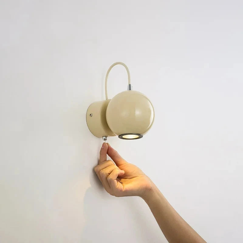Applique murale beige allumée dans une chambre moderne
