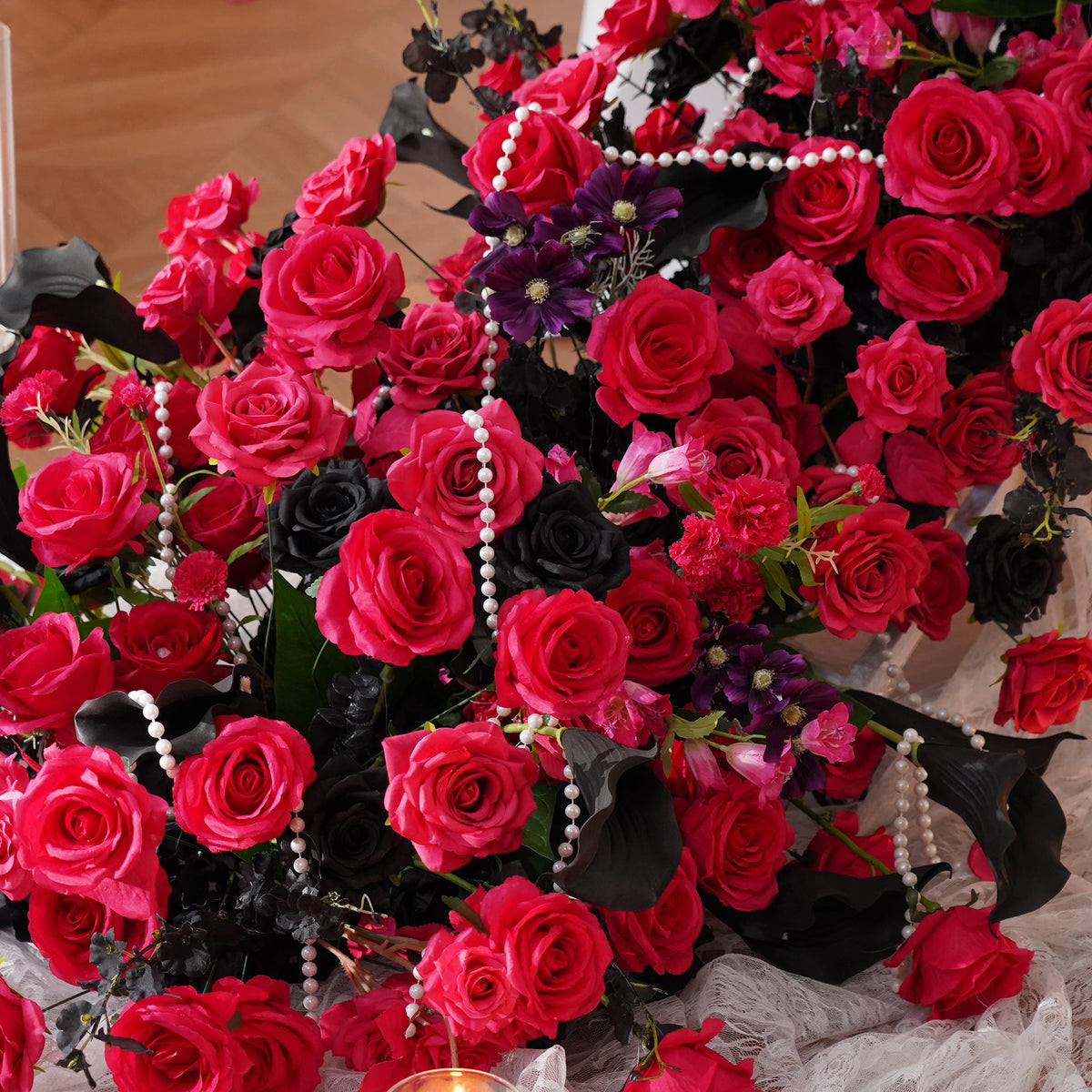 décoration événement mariage cascade fleurs roses feuilles bougies nappes tables romantique élégant champêtre