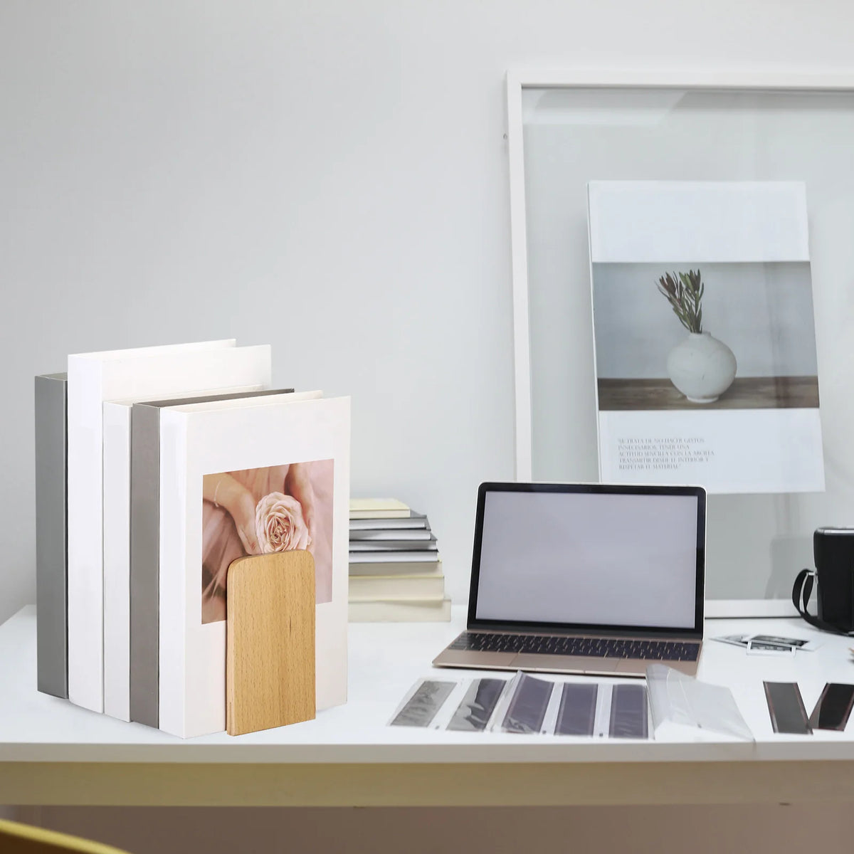 Serre-livres en bois gris clair dans une chambre décorée