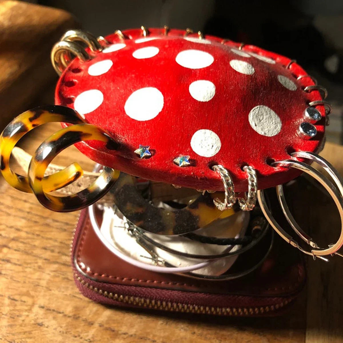porte bijoux champignon rouge blanc argenté fantaisiste 7.5cm 9.5cm 26 trous pois blancs decoratif
