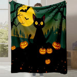 Dans cette image, nous pouvons voir un plaid représentant un chat noir assis au milieu de citrouilles d'Halloween, avec une lune jaune et des chauves-souris volant dans un paysage forestier nocturne.