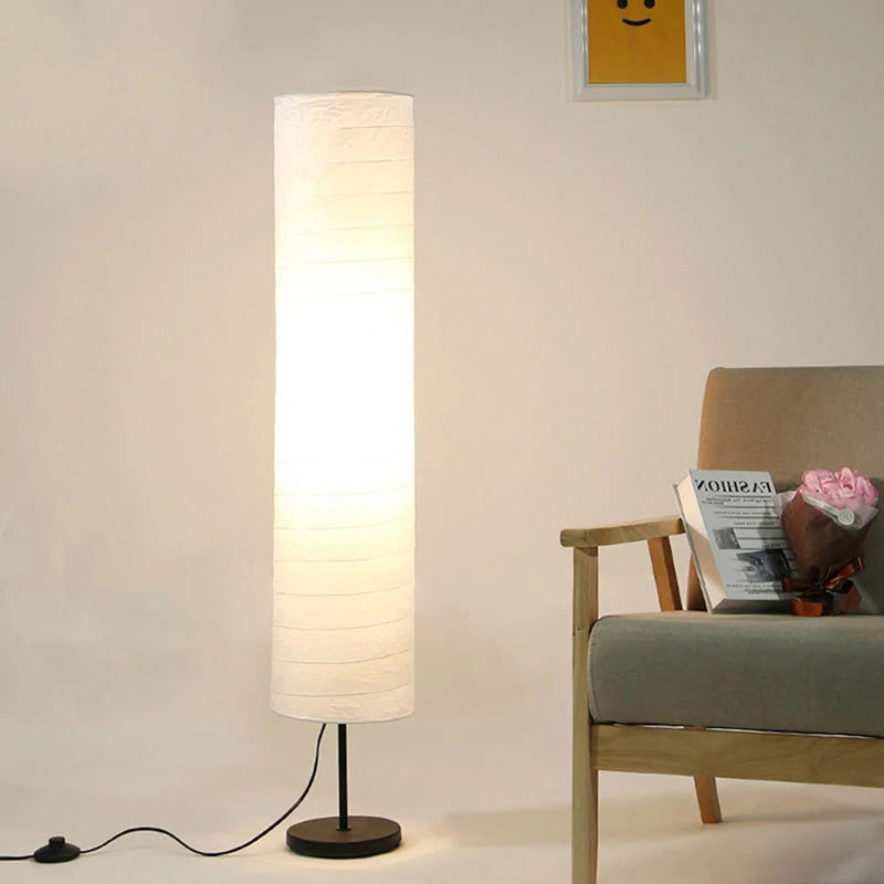 lampe sol moderne blanc rayures horizontales opacite base circulaire cable électrique chambre maison