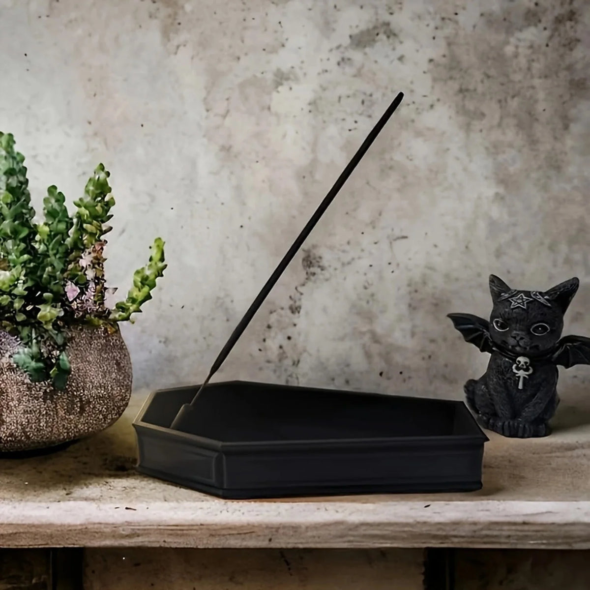porte encens cercueil gothique noir rouge motifs décoratifs encens bâtonnets pot fleurs plante verte