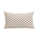 Coussin décoratif rectangle blanc et beige avec un motif de damier élégant.