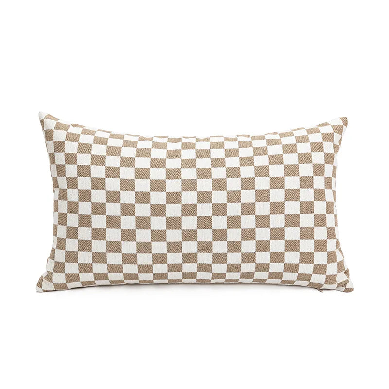 Coussin décoratif rectangle blanc et beige avec un motif de damier élégant.