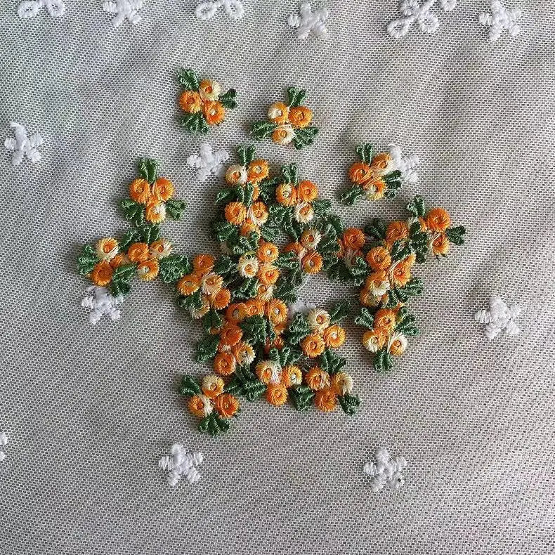 broderies dentelle fleurs simples vert rose blanc traditionnelles couture femmes