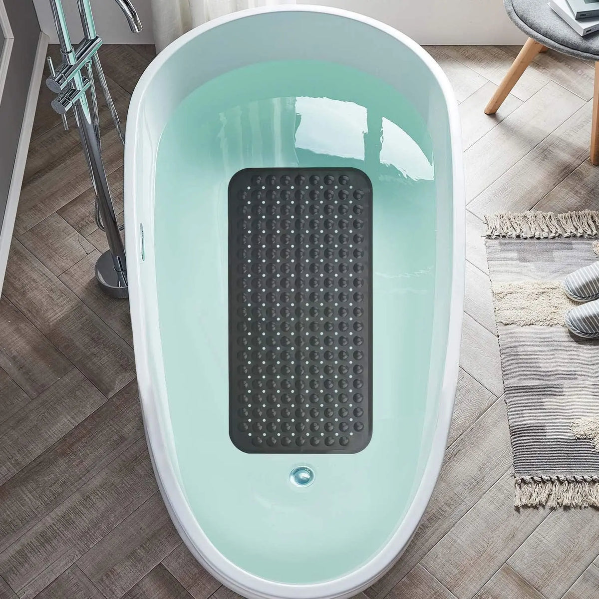 tapis bain moderne perforé gris clair antidérapant lavable salle bain paires trous circulaires PVC