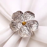 anneaux serviette fleur stylisée doré argenté blanc rose élégants moderne opaquesôtel restaurant événement