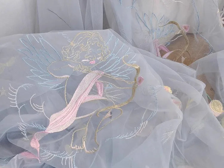 tulle transparent brodé putto fleurs roses tulipes marguerites romantique couleur bleu clair rose pâle