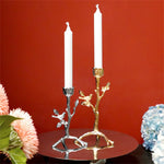 Un élégant chandelier avec des bougies blanches et des ornements dorés et argentés, dans un décor floral.