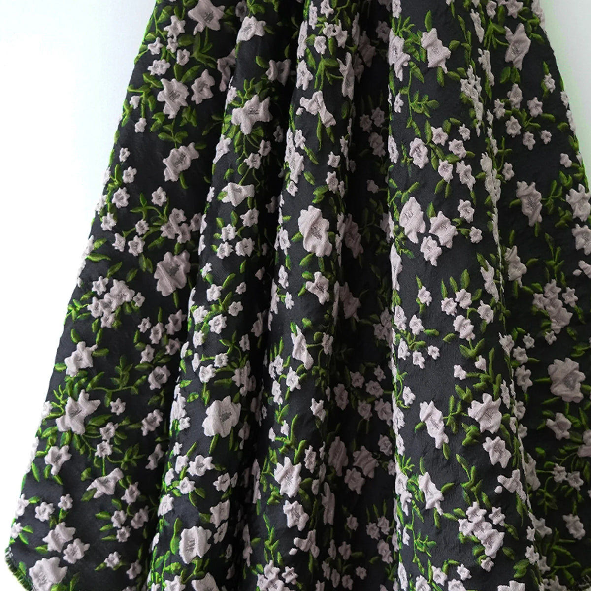 tissu imprimé floral noir blanc vert motifs fleurs feuilles résistant polyester bricolage écologique