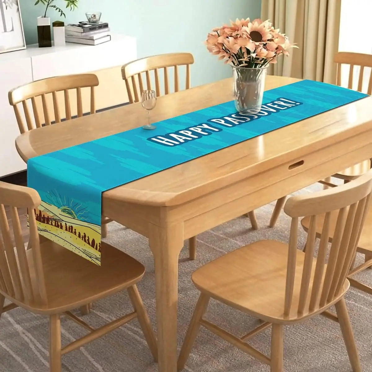 La table à manger de style moderne avec des fleurs dans un vase et un joli chemin de table bleu et vert crée une ambiance chaleureuse et accueillante dans cette pièce.