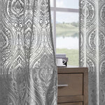 Rideaux élégants avec motif floral gris, adaptés pour salon ou chambre à coucher, apportant une touche de sophistication et d'intimité à votre intérieur. Vue sur un paysage extérieur, parfaits pour une ambiance douce et lumineuse.