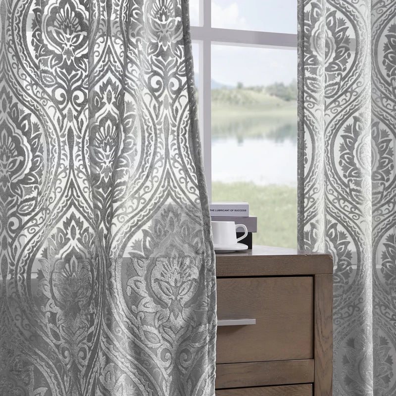 Rideaux élégants avec motif floral gris, adaptés pour salon ou chambre à coucher, apportant une touche de sophistication et d'intimité à votre intérieur. Vue sur un paysage extérieur, parfaits pour une ambiance douce et lumineuse.