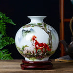 Vase en porcelaine décoré de motifs de chevaux rouges et blancs dans un paysage boisé.