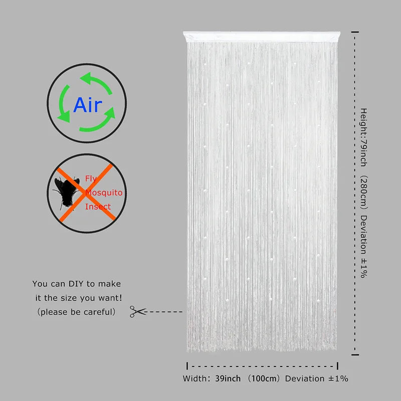 Rideau de perles vert clair filtrant la lumière sur une porte