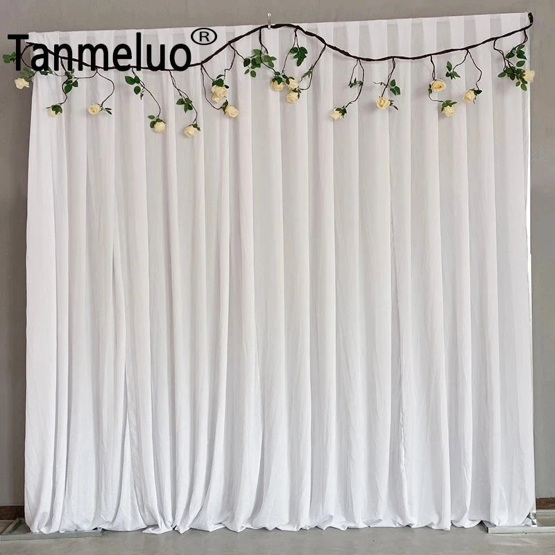 Rideau de fond blanc utilisé comme toile de fond pour mariage
