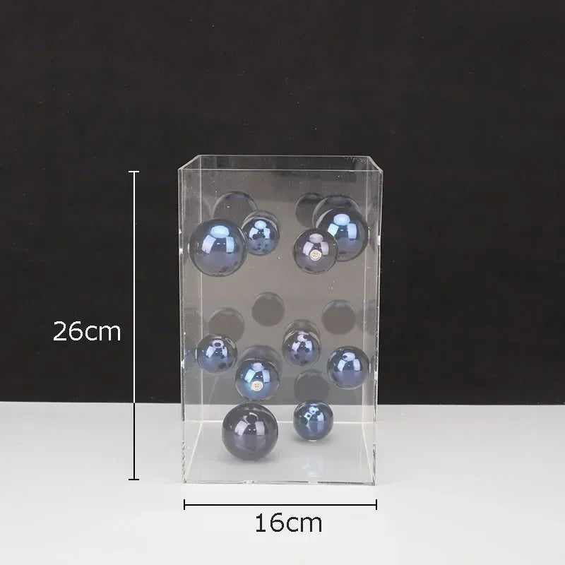 décoration moderne cube transparent boules colorées rouge bleu argent doré minimalistes
