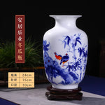 Un magnifique vase en porcelaine blanche et bleue orné de motifs floraux et d'oiseaux de couleur vive.