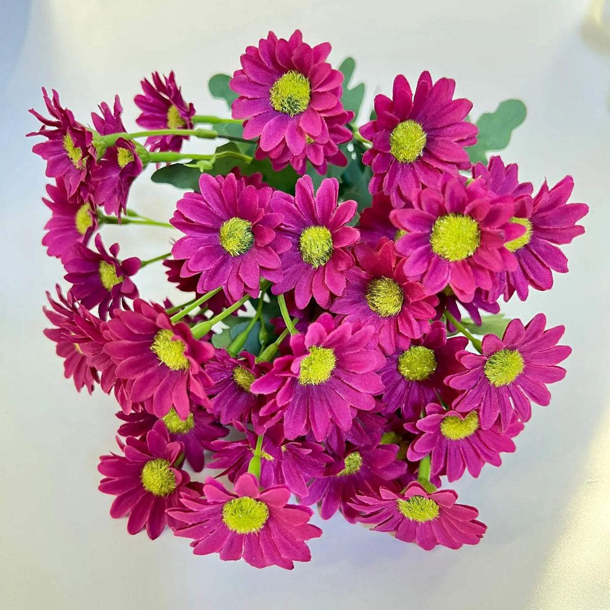 bouquets fleurs artificielles multiples pétales centre jaune vases noirs intérieur décoration mariage fêtes orangées