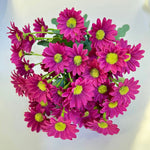 bouquets fleurs artificielles multiples pétales centre jaune vases noirs intérieur décoration mariage fêtes orangées
