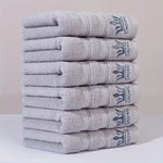 serviettes coton brodées bleu marine gris clair absorbantes douces moderne