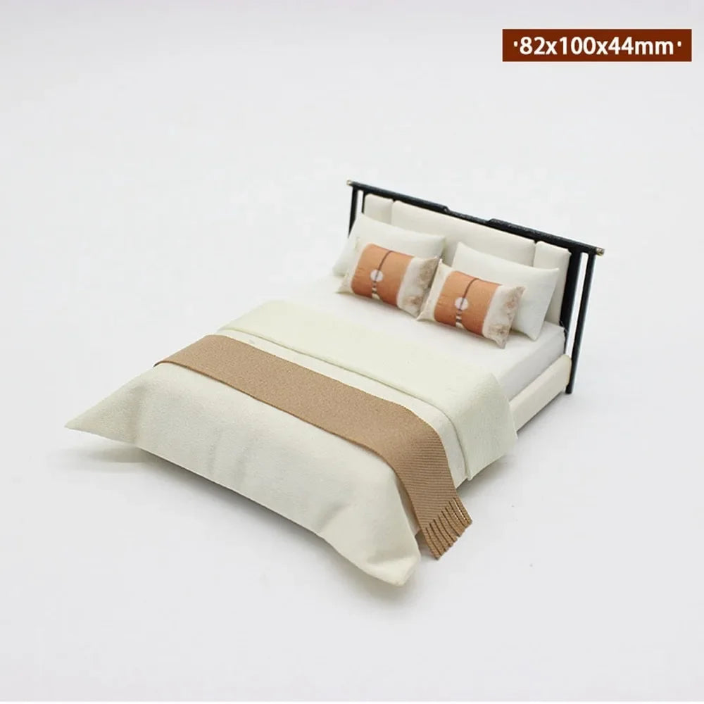 meubles miniature maison poupée lit table chevet bois classique blanc marron tissu floral tiroirs