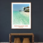 Une plage tropicale aux eaux turquoises, avec une cabane de paille sur le rivage, offrant une vue sereine sur la mer des Caraïbes à Guadeloupe.