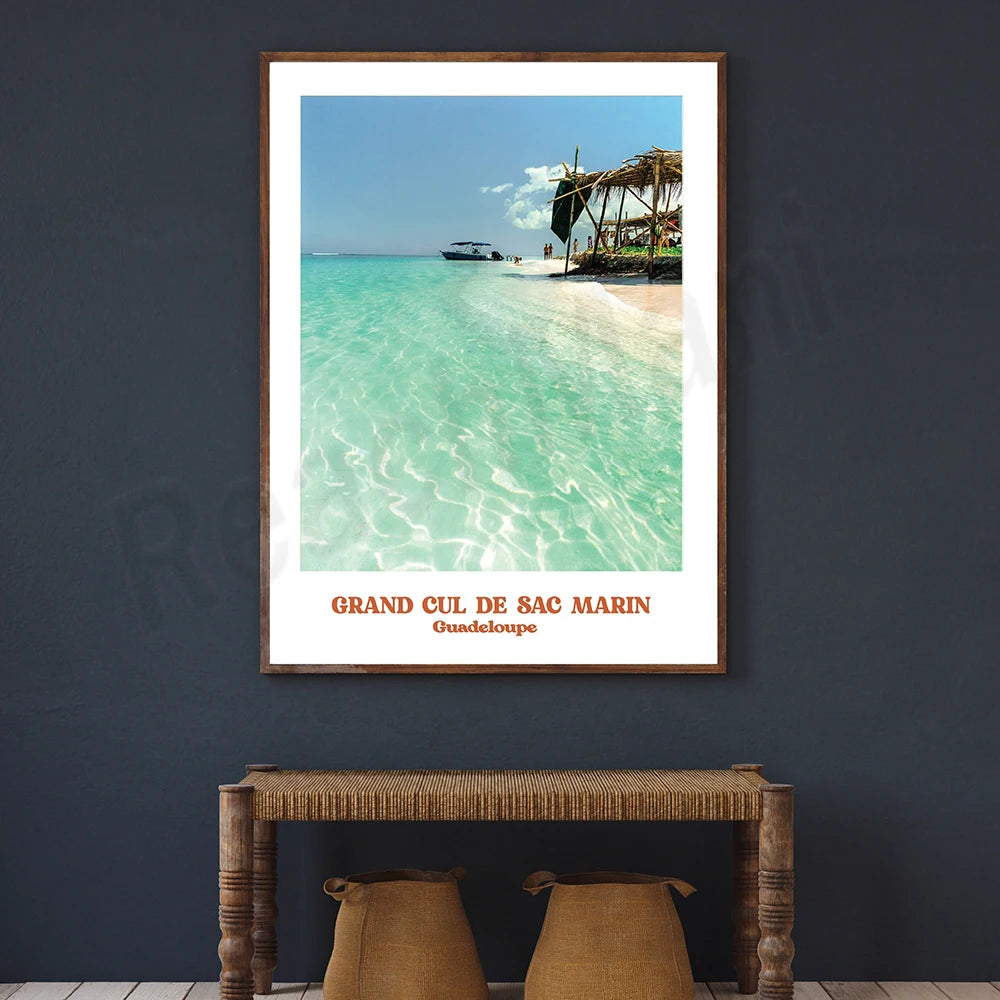 Une plage tropicale aux eaux turquoises, avec une cabane de paille sur le rivage, offrant une vue sereine sur la mer des Caraïbes à Guadeloupe.