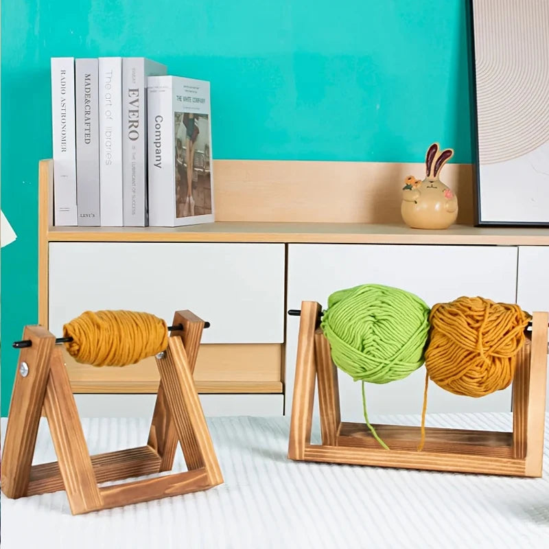 support rangement laine bois rustique multicolore tricot artisanal fixations métalliques aiguilles pelotes étiquettes cadeaux