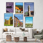 Le mur décoré de reproductions d'affiches vintage promotionnant des destinations britanniques, telles que Britannia Pier, Gold Hill, Thirsk, Highclere Castle et Hadrian's Cycleway, crée une ambiance chaleureuse et évocatrice dans cet espace de vie.