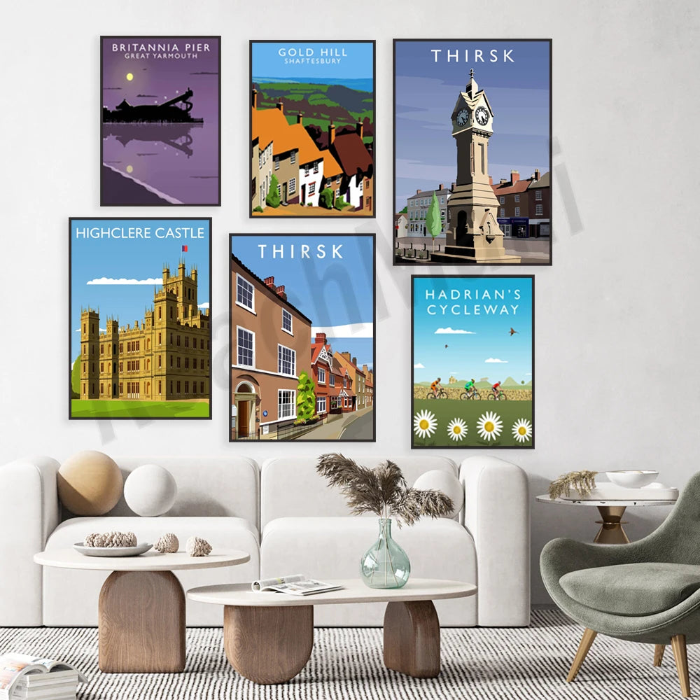 Le mur décoré de reproductions d'affiches vintage promotionnant des destinations britanniques, telles que Britannia Pier, Gold Hill, Thirsk, Highclere Castle et Hadrian's Cycleway, crée une ambiance chaleureuse et évocatrice dans cet espace de vie.