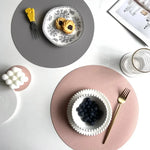 Set de table en cuir PU rond de couleur multicolore sur une table de cuisine moderne
