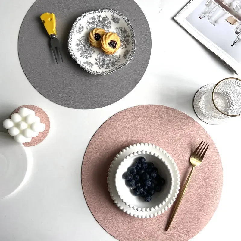 Set de table en cuir PU rond de couleur multicolore sur une table de cuisine moderne