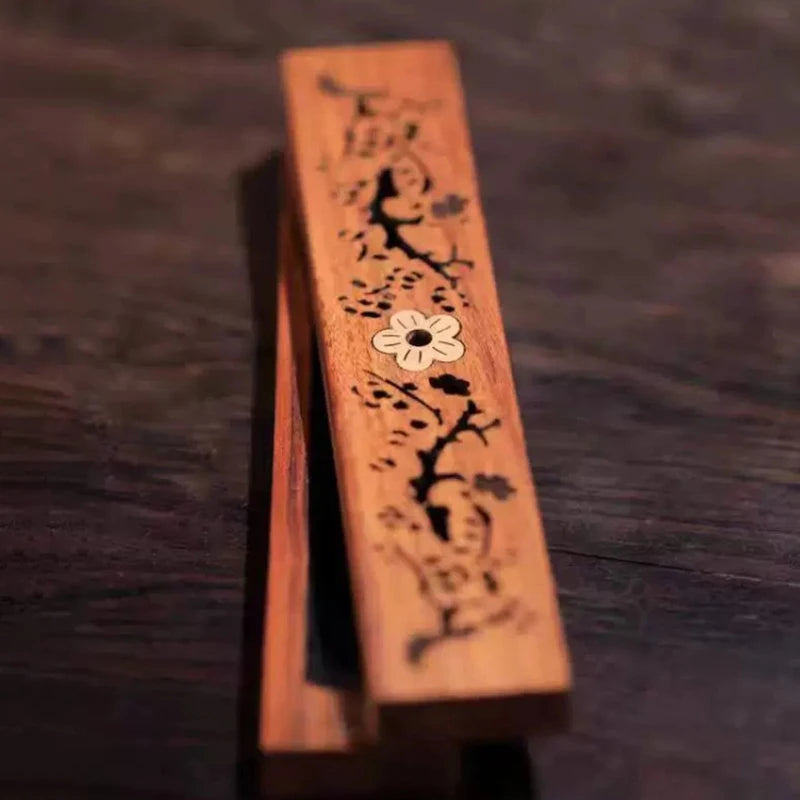 porte encens bois marron motifs floraux gravés asiatique décoration artisanale petits clous métalliques encens