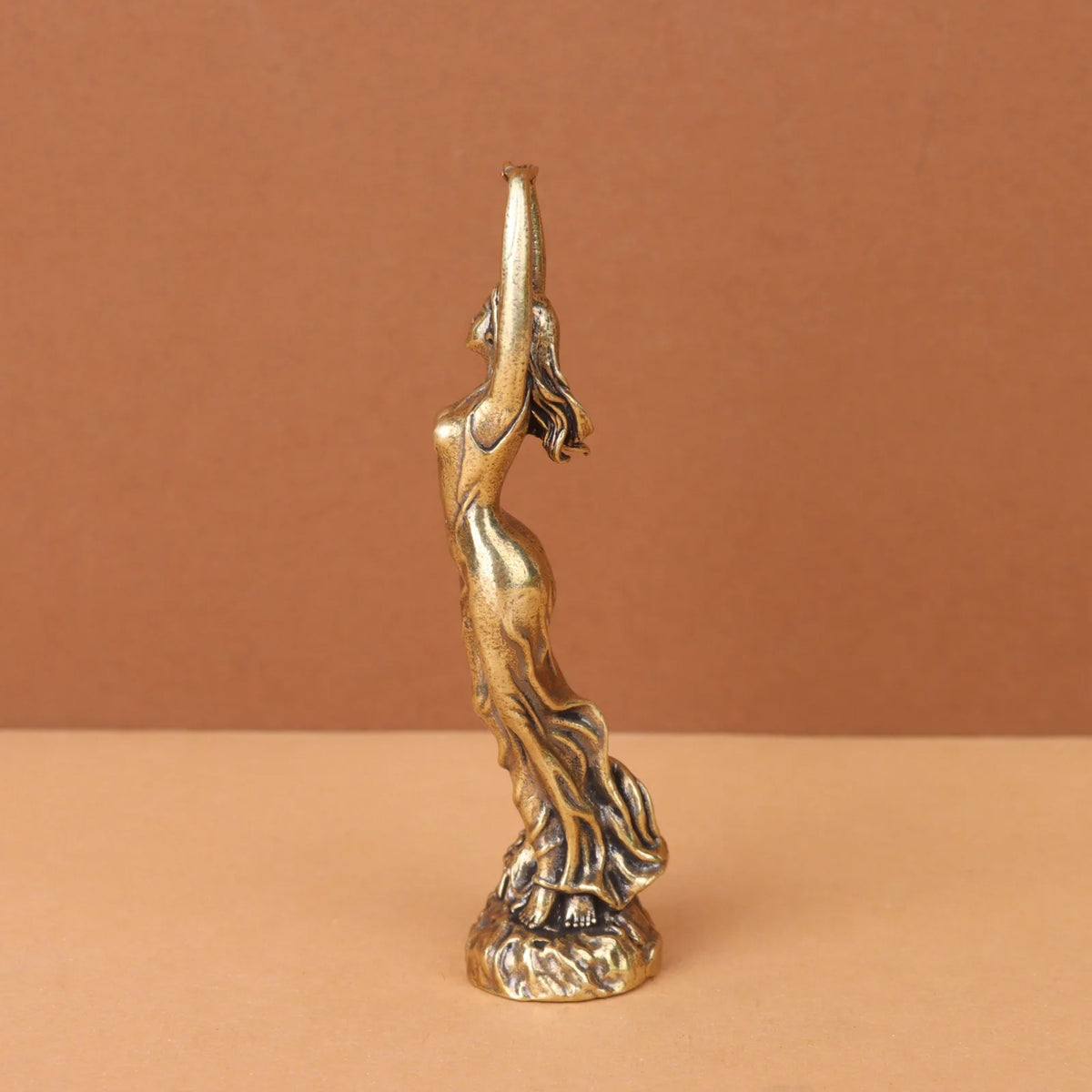 statue décorative femme dorée bronze drapés classique sculptural intérieur 8.5cm haute