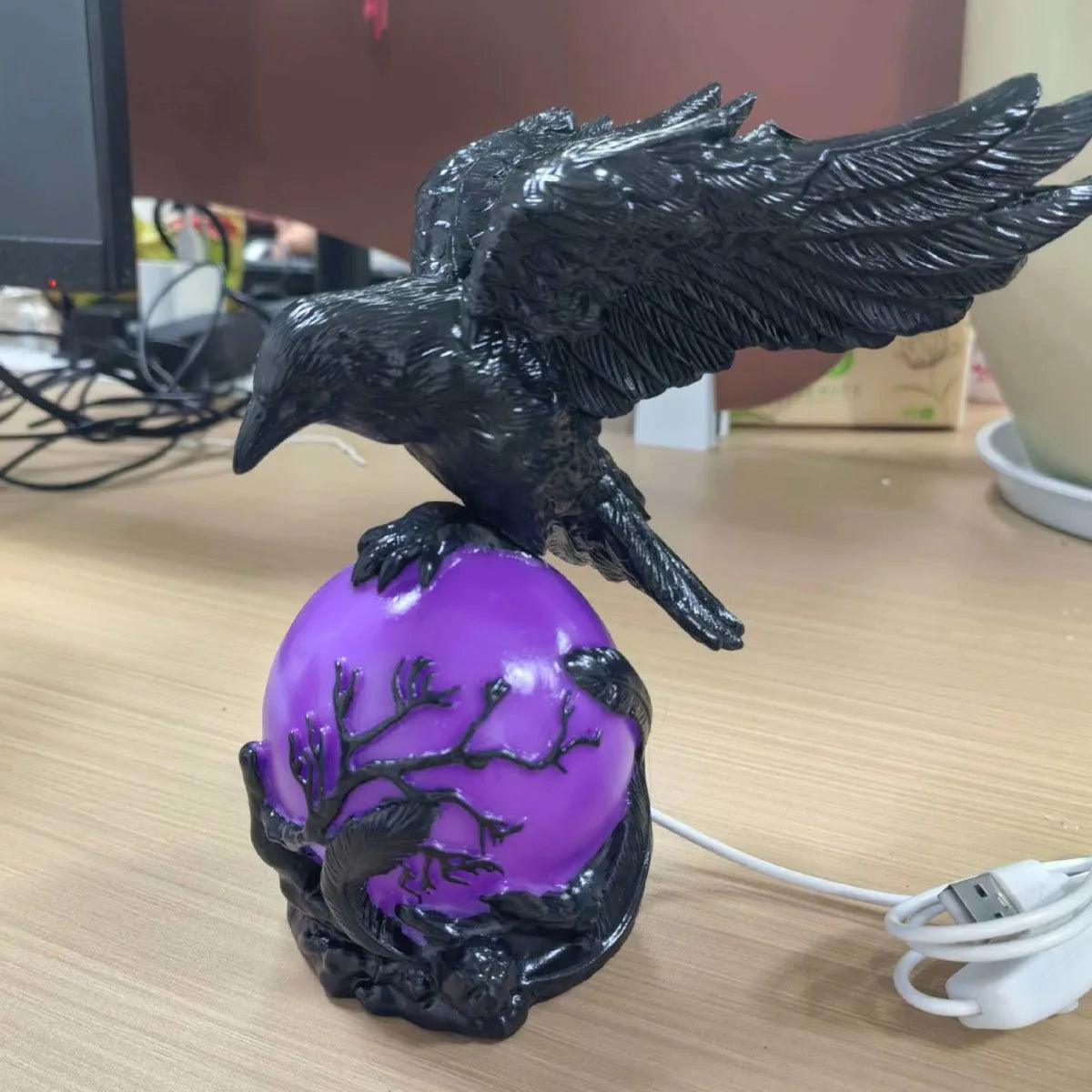 statue oiseau noir plumes gothique branches violet translucide artisanal