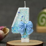 décoration anniversaire bougie chiffre paillettes argentées bleu clair festive tringle métallique simple élégante cute