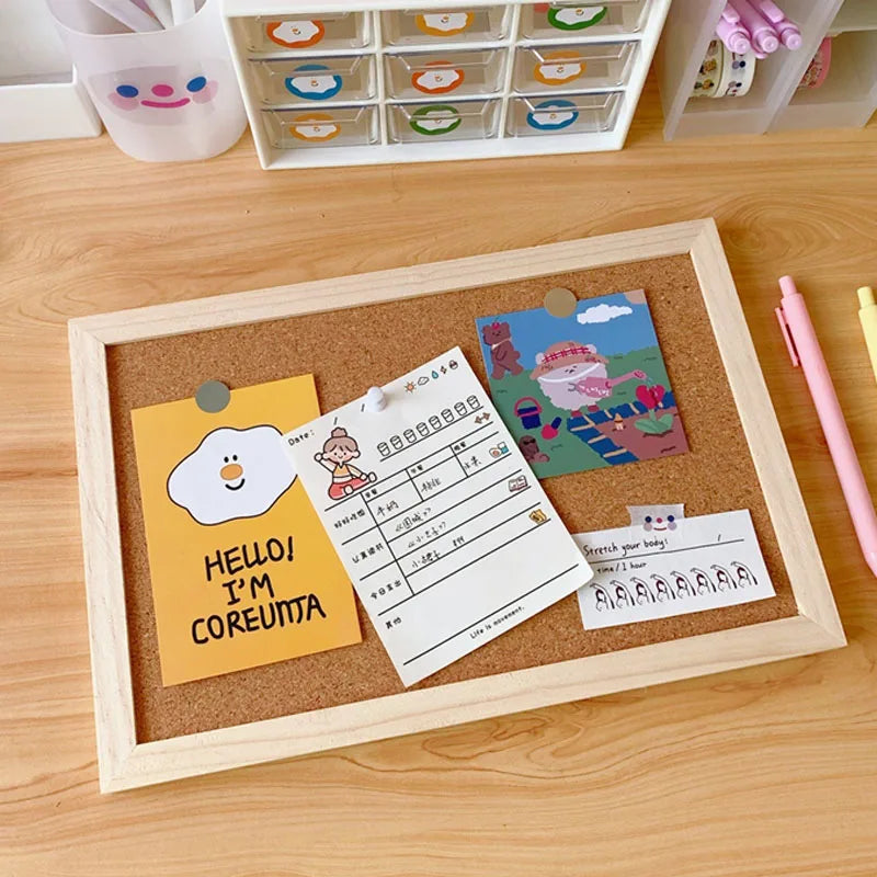 tableau d'affichage liège bois clair stickers kawaii dessins mignons stickers rondes notes écritesCALENDAR mural