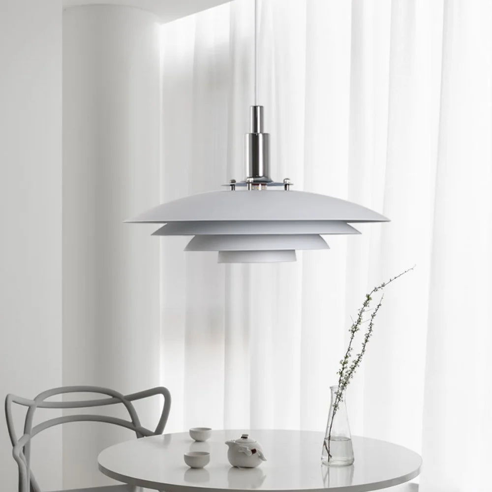 Lampe de chevet suspendue LED blanche design UFO accrochée au-dessus d'une table de chevet