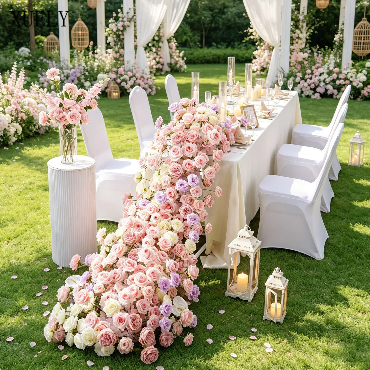 décoration événement mariage romantique fleurs roses artificielles feuilles sombres cascade fixée structure métallique